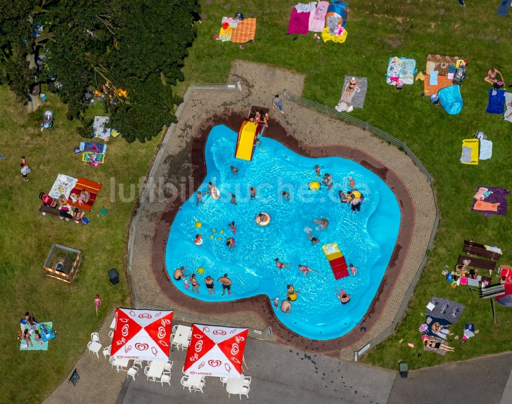 Luftaufnahme Bottrop - Badegäste auf den Liegewiesen am Schwimmbecken des Freibades Stenkhoff-Bad an der Stenkhoffstraße in Bottrop im Bundesland Nordrhein-Westfalen