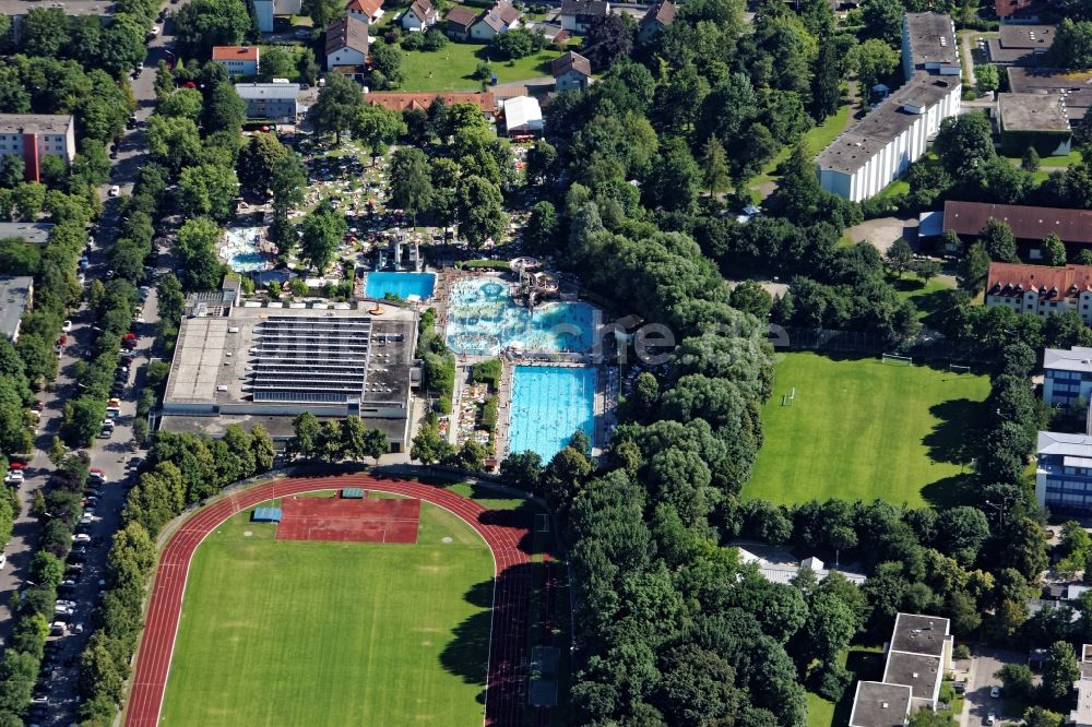 Unterhaching von oben - Badegäste auf den Liegewiesen am Schwimmbecken des Freibades Unterhaching im Bundesland Bayern, Deutschland