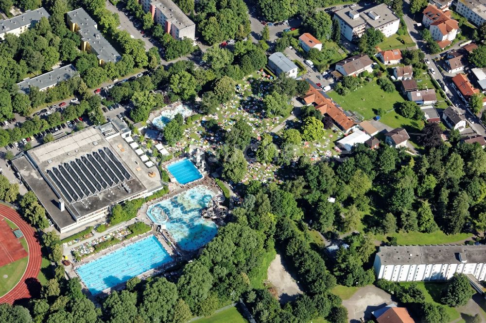 Unterhaching von oben - Badegäste auf den Liegewiesen am Schwimmbecken des Freibades Unterhaching im Bundesland Bayern, Deutschland