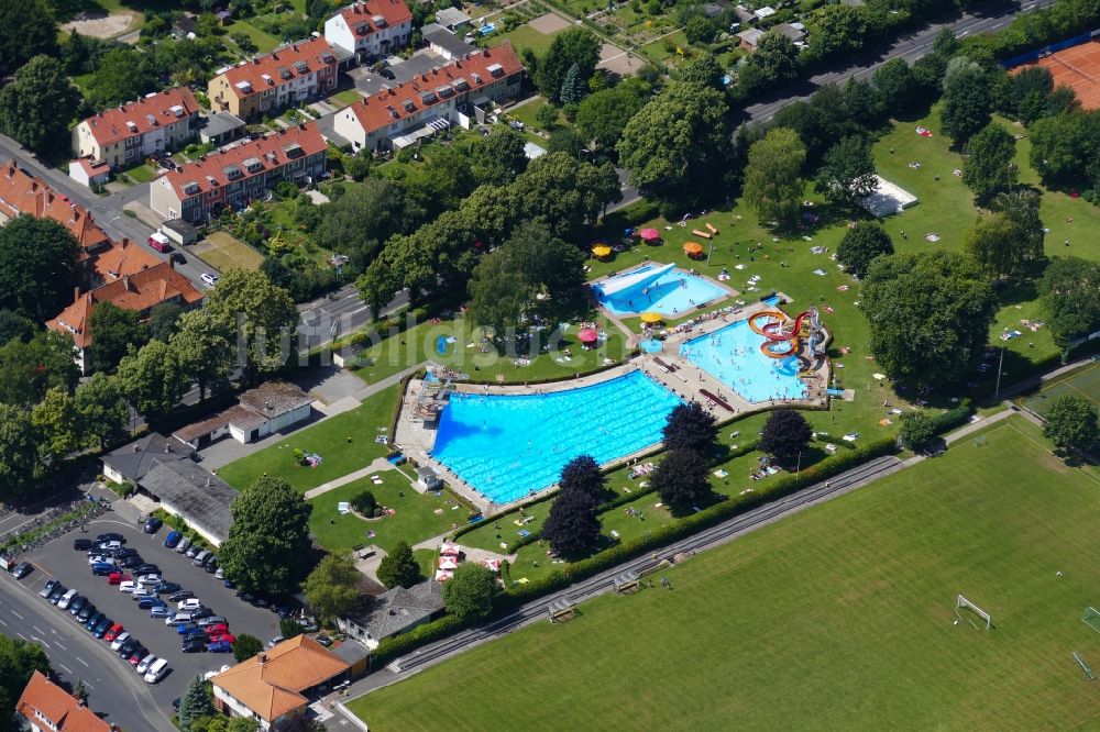 Luftaufnahme Göttingen - Badegäste auf den Liegewiesen am Schwimmbecken des Freibades Weende in Göttingen im Bundesland Niedersachsen