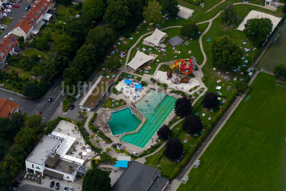 Luftaufnahme Göttingen - Badegäste auf den Liegewiesen am Schwimmbecken des Freibades Weende in Göttingen im Bundesland Niedersachsen