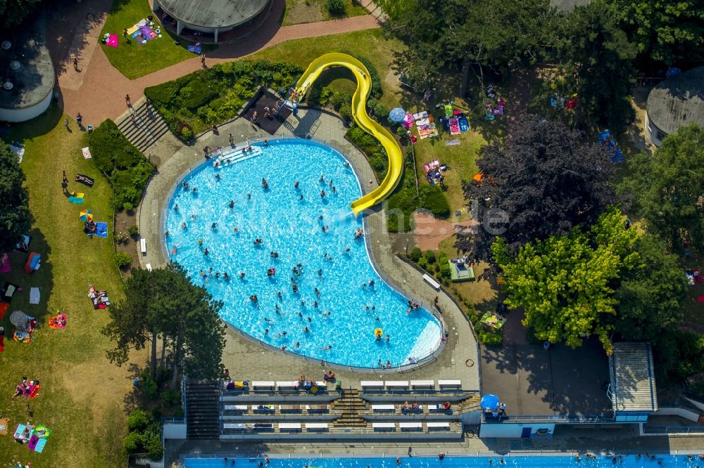 Hattingen von oben - Badegäste auf den Liegewiesen am Schwimmbecken des Freibades Welper in Hattingen im Bundesland Nordrhein-Westfalen