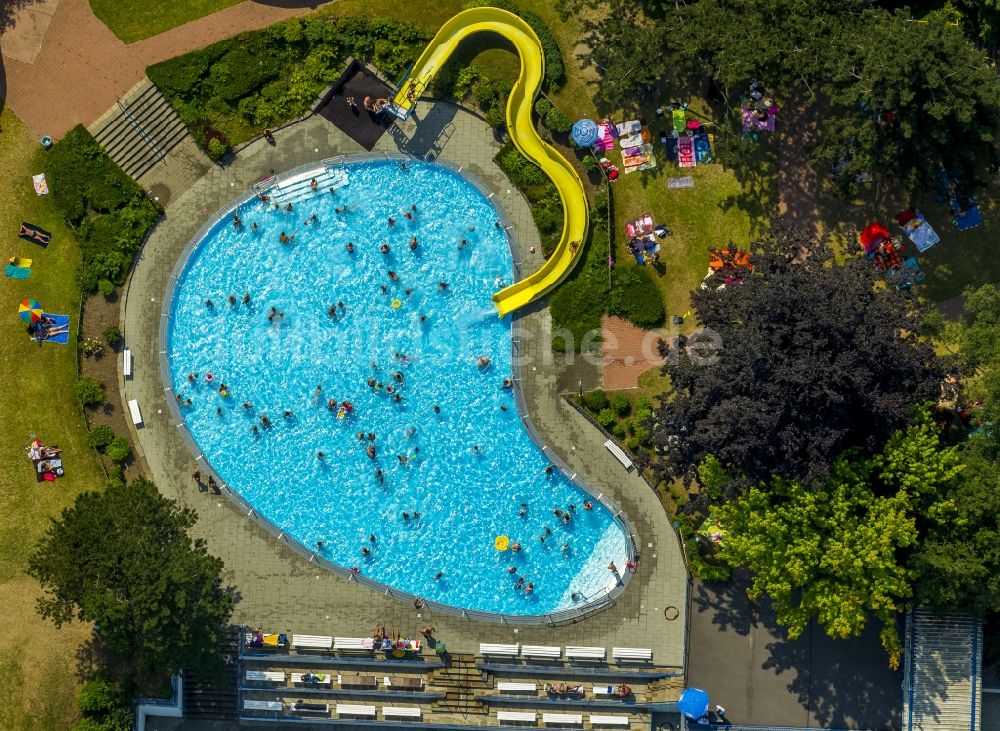 Hattingen aus der Vogelperspektive: Badegäste auf den Liegewiesen am Schwimmbecken des Freibades Welper in Hattingen im Bundesland Nordrhein-Westfalen