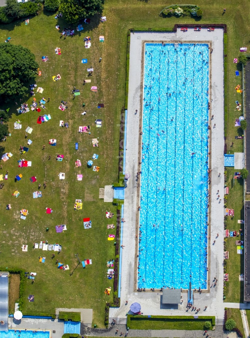 Luftaufnahme Bochum - Badegäste auf den Liegewiesen am Schwimmbecken des Freibades Werne in Bochum im Bundesland Nordrhein-Westfalen