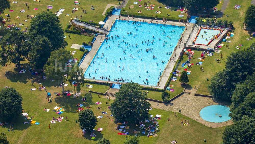 Bochum von oben - Badegäste auf den Liegewiesen am Schwimmbecken des Freibades Werne in Bochum im Bundesland Nordrhein-Westfalen