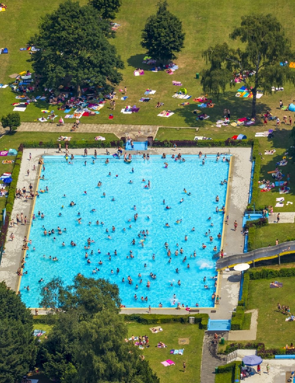 Luftbild Bochum - Badegäste auf den Liegewiesen am Schwimmbecken des Freibades Werne in Bochum im Bundesland Nordrhein-Westfalen