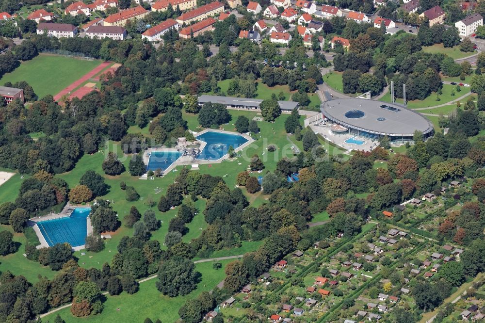 Luftbild München - Badegäste auf den Liegewiesen am Schwimmbecken des Freibades Westbad in München im Bundesland Bayern