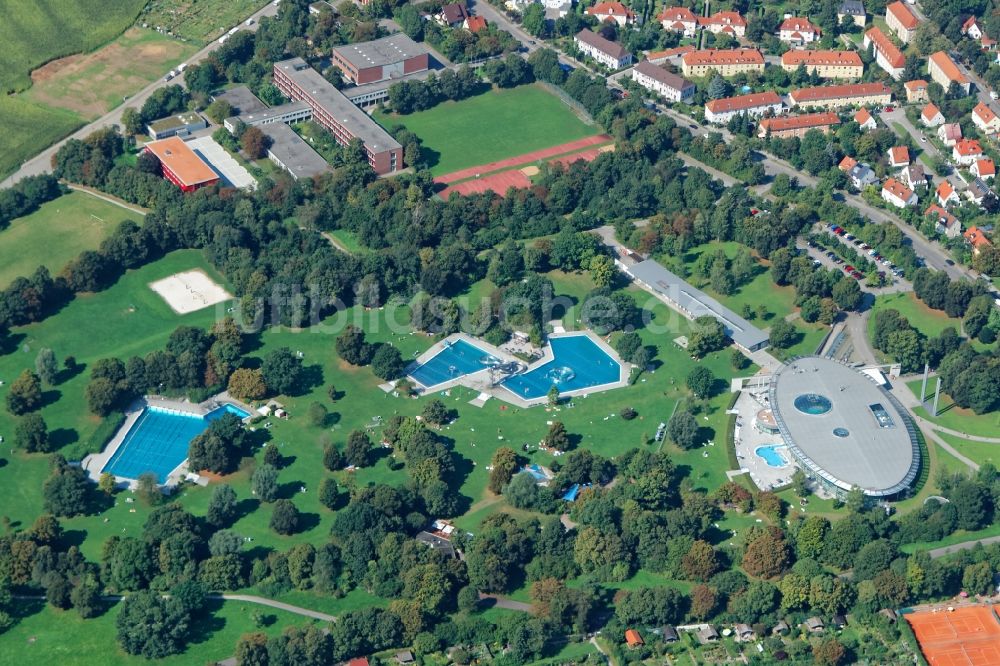 Luftaufnahme München - Badegäste auf den Liegewiesen am Schwimmbecken des Freibades Westbad in München im Bundesland Bayern