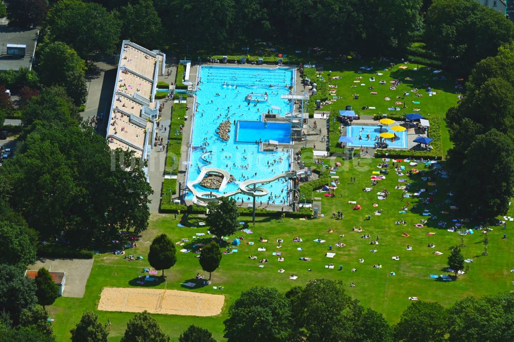 Luftaufnahme Bielefeld - Badegäste auf den Liegewiesen am Schwimmbecken des Freibades Wiesenbad in Bielefeld im Bundesland Nordrhein-Westfalen, Deutschland