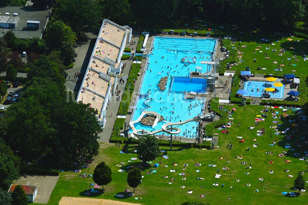 Bielefeld von oben - Badegäste auf den Liegewiesen am Schwimmbecken des Freibades Wiesenbad in Bielefeld im Bundesland Nordrhein-Westfalen, Deutschland