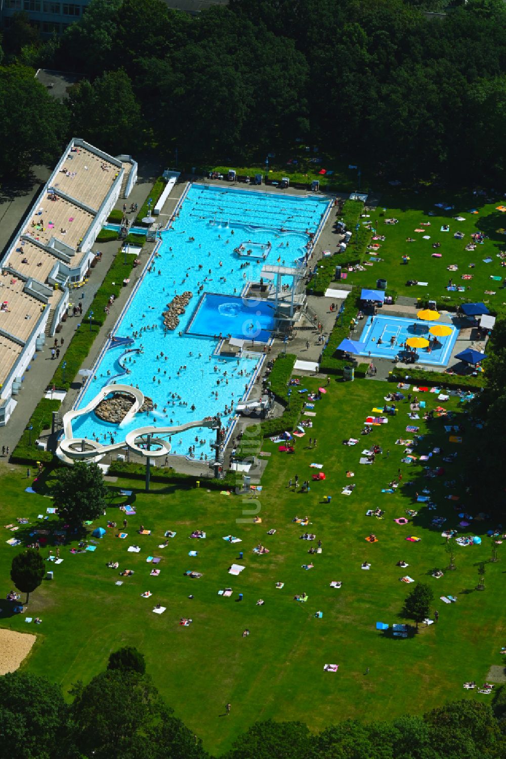 Bielefeld aus der Vogelperspektive: Badegäste auf den Liegewiesen am Schwimmbecken des Freibades Wiesenbad in Bielefeld im Bundesland Nordrhein-Westfalen, Deutschland