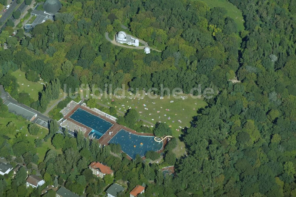 Luftaufnahme Berlin - Badegäste auf den Liegewiesen am Schwimmbecken des Sommerbades am Insulaner in Berlin