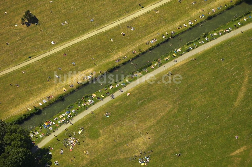 München aus der Vogelperspektive: Badegäste auf den Liegewiesen am Ufer des Mittleren Isarkanals in München im Bundesland Bayern