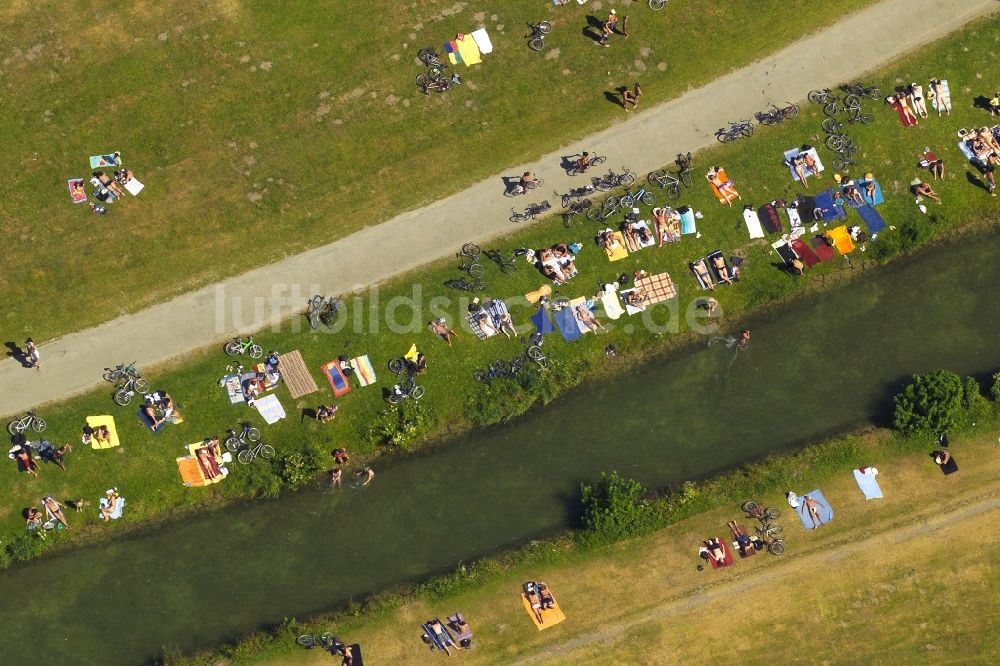 Luftbild München - Badegäste auf den Liegewiesen am Ufer des Mittleren Isarkanals in München im Bundesland Bayern