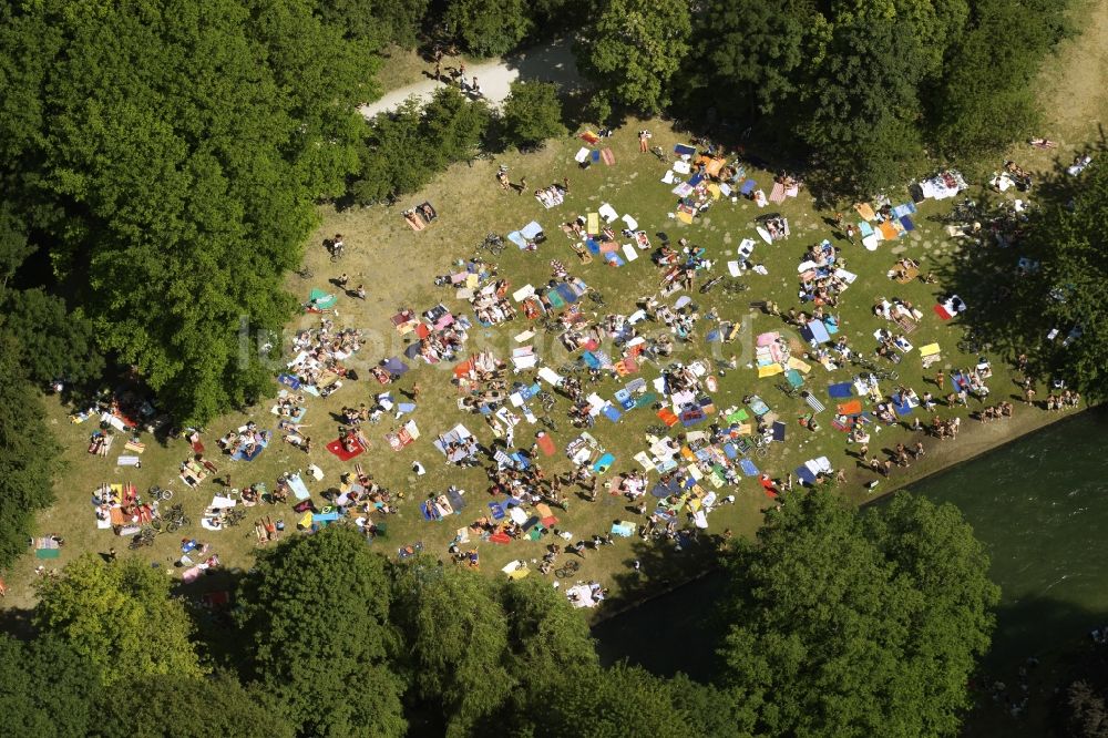 Luftaufnahme München - Badegäste auf den Liegewiesen am Ufer des Mittleren Isarkanals in München im Bundesland Bayern