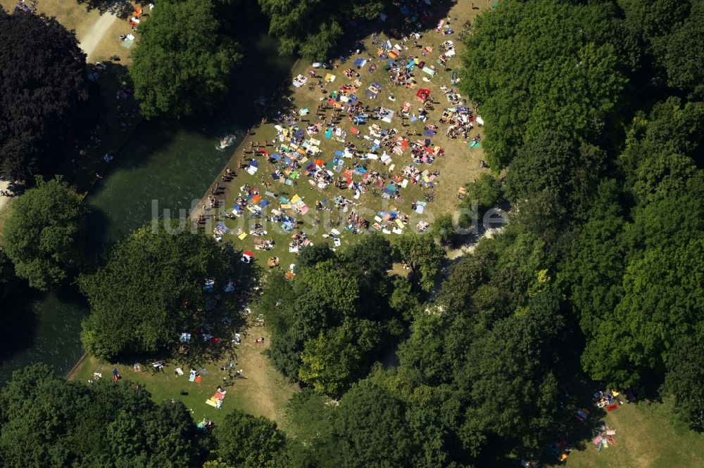 München von oben - Badegäste auf den Liegewiesen am Ufer des Mittleren Isarkanals in München im Bundesland Bayern