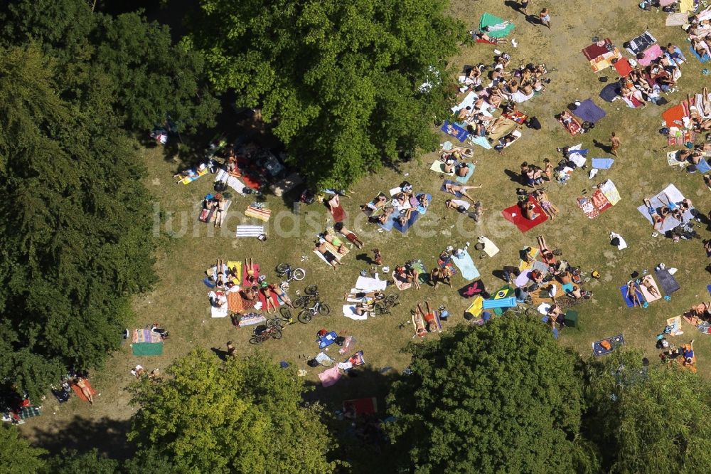 Luftbild München - Badegäste auf den Liegewiesen am Ufer des Mittleren Isarkanals in München im Bundesland Bayern