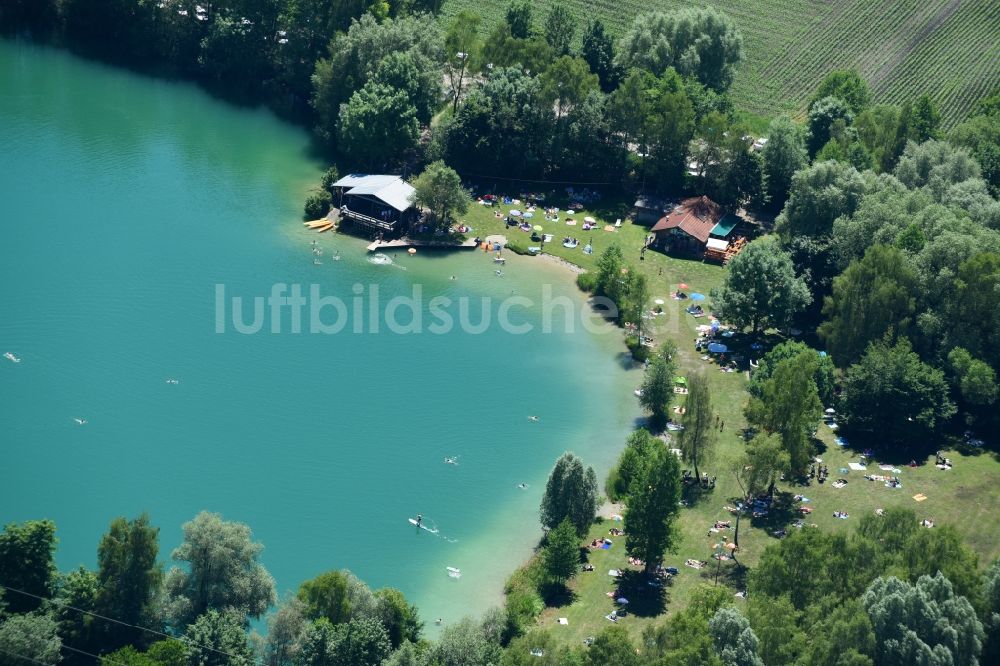 Luftaufnahme Wörth - Badegäste auf den Liegewiesen am des Wiflinger Weiher im Ortsteil Wifling in Wörth im Bundesland Bayern, Deutschland