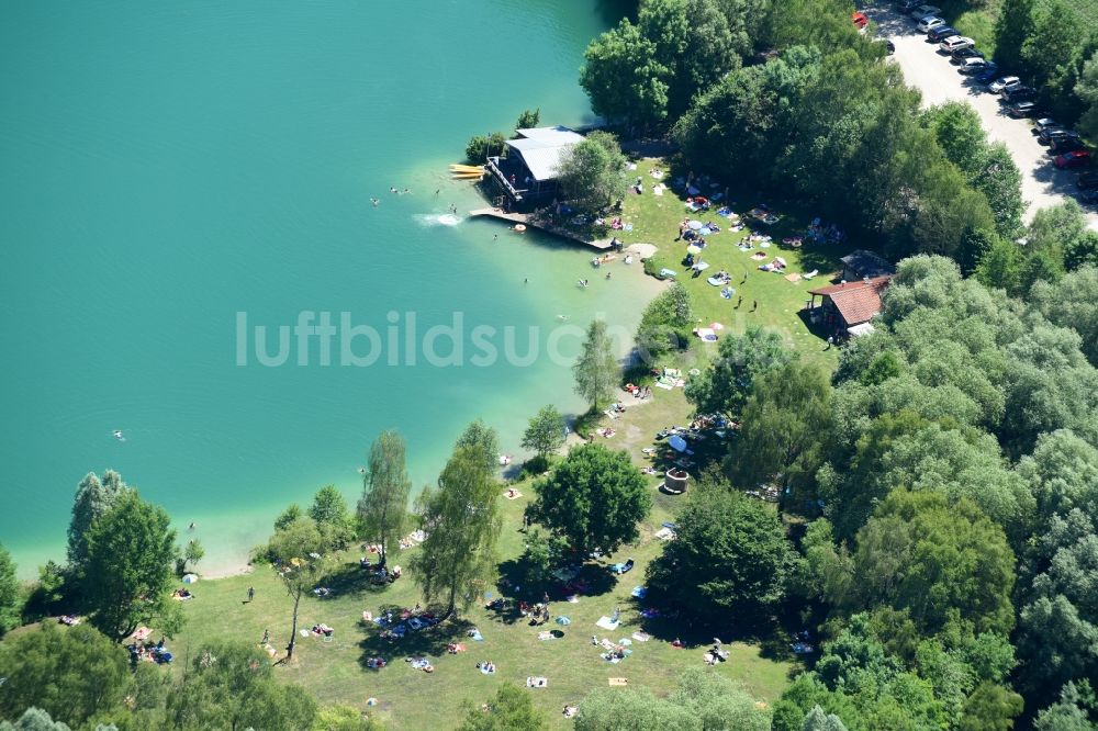 Wörth von oben - Badegäste auf den Liegewiesen am des Wiflinger Weiher im Ortsteil Wifling in Wörth im Bundesland Bayern, Deutschland