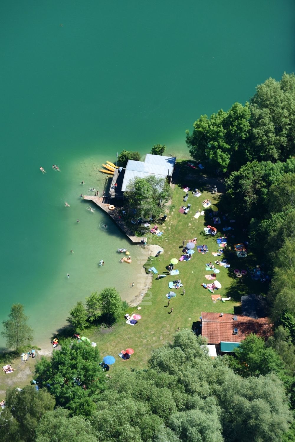 Wörth aus der Vogelperspektive: Badegäste auf den Liegewiesen am des Wiflinger Weiher im Ortsteil Wifling in Wörth im Bundesland Bayern, Deutschland