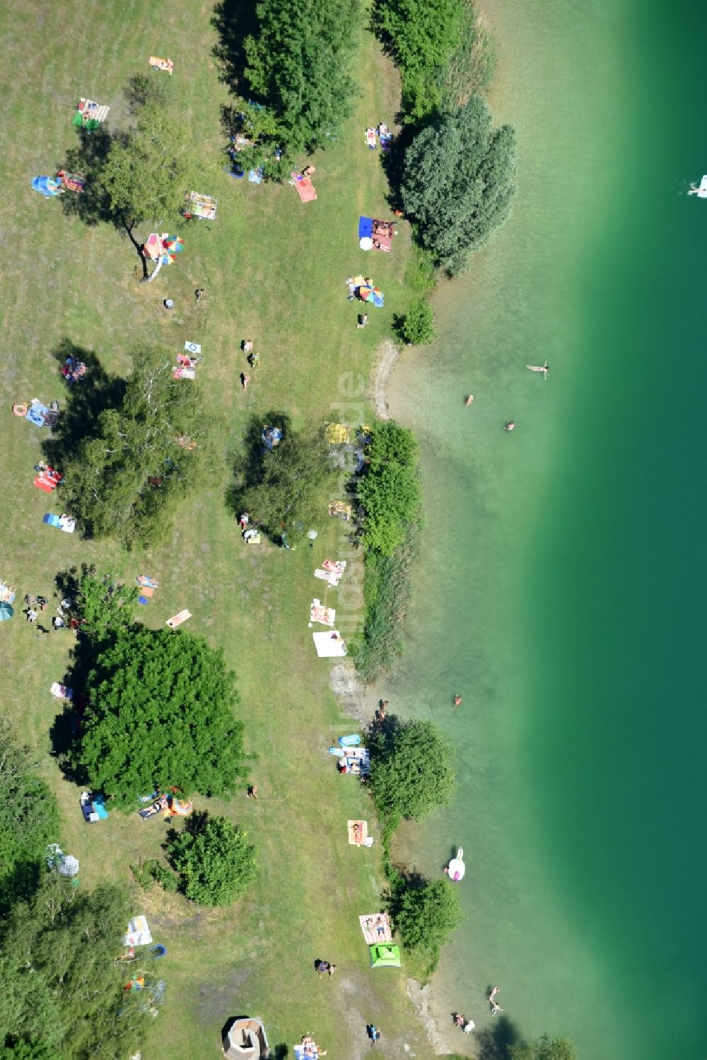 Luftbild Wörth - Badegäste auf den Liegewiesen am des Wiflinger Weiher im Ortsteil Wifling in Wörth im Bundesland Bayern, Deutschland