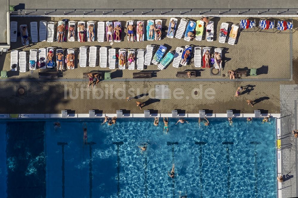 Luftbild Annen - Badegäste am Schwimmbecken - Rand im Freibad Annen in Witten im Bundesland Nordrhein-Westfalen