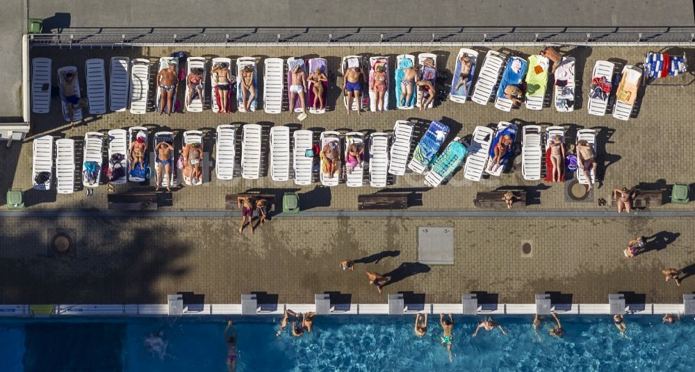 Luftaufnahme Annen - Badegäste am Schwimmbecken - Rand im Freibad Annen in Witten im Bundesland Nordrhein-Westfalen