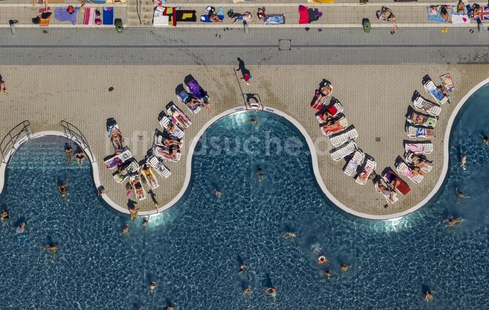 Annen von oben - Badegäste am Schwimmbecken - Rand im Freibad Annen in Witten im Bundesland Nordrhein-Westfalen