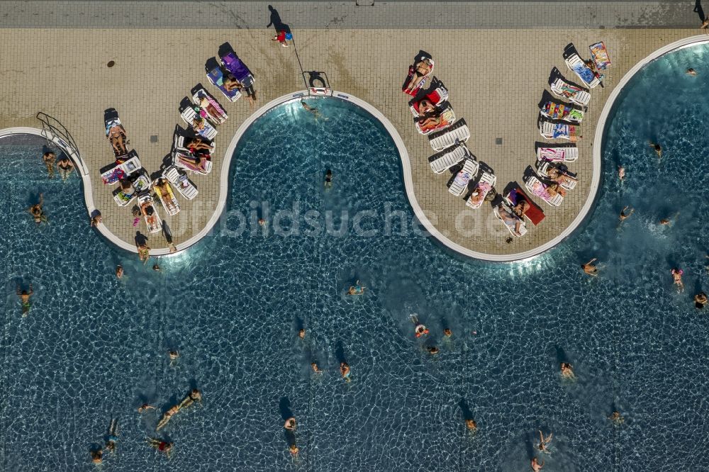 Luftbild Annen - Badegäste am Schwimmbecken - Rand im Freibad Annen in Witten im Bundesland Nordrhein-Westfalen