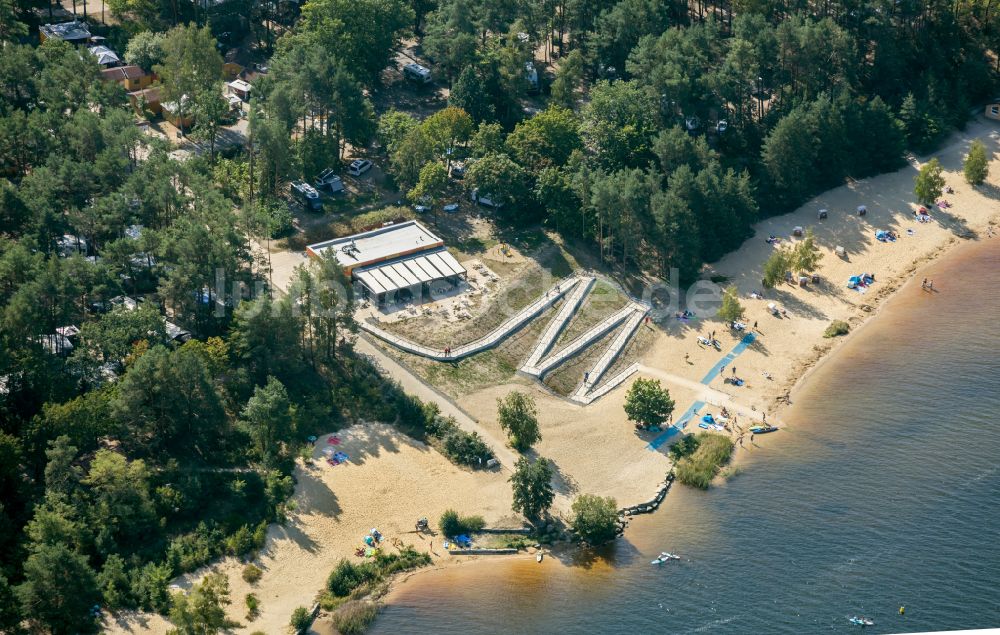 Senftenberg aus der Vogelperspektive: Badegäste am Senftenberger See in Senftenberg im Bundesland Brandenburg, Deutschland