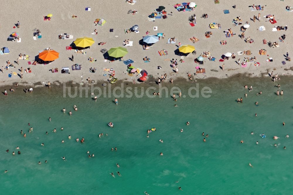 München von oben - Badegäste an Strand und Uferbereich des Buga-Sees in München Riem im Bundesland Bayern