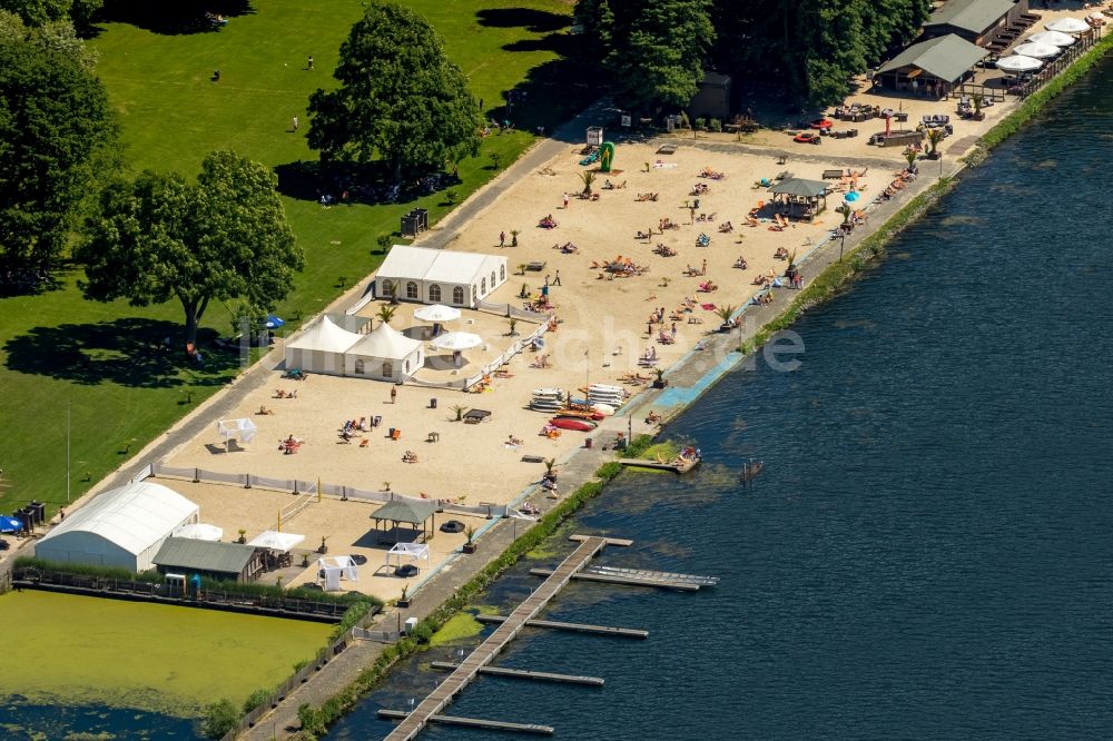 Luftaufnahme Essen - Badegäste am Strand und Uferbereich der Ruhr in Essen im Bundesland Nordrhein-Westfalen