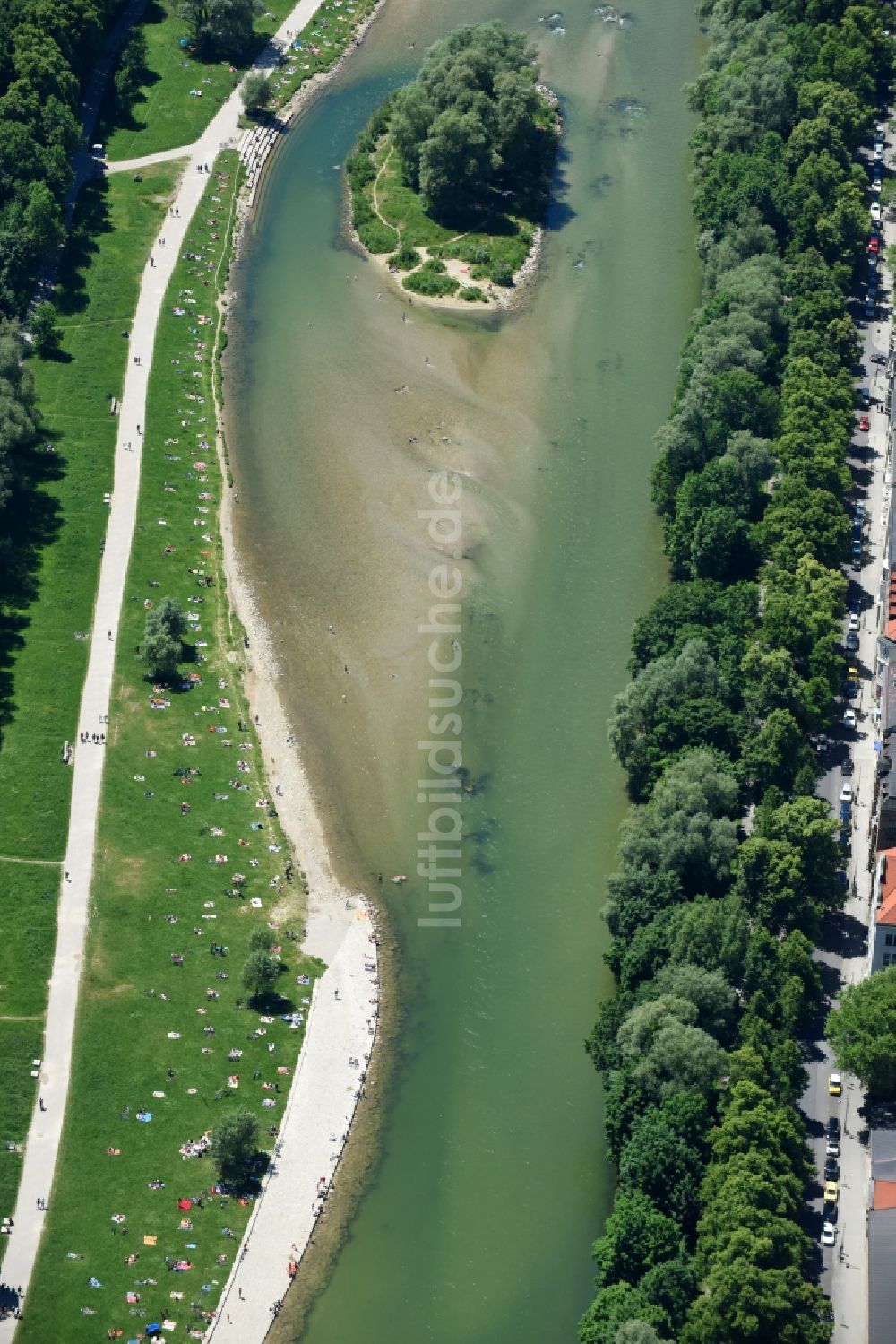 Luftaufnahme München - Badegäste am Uferbereich des Flußverlauf der Isar im Ortsteil Ludwigsvorstadt-Isarvorstadt in München im Bundesland Bayern, Deutschland