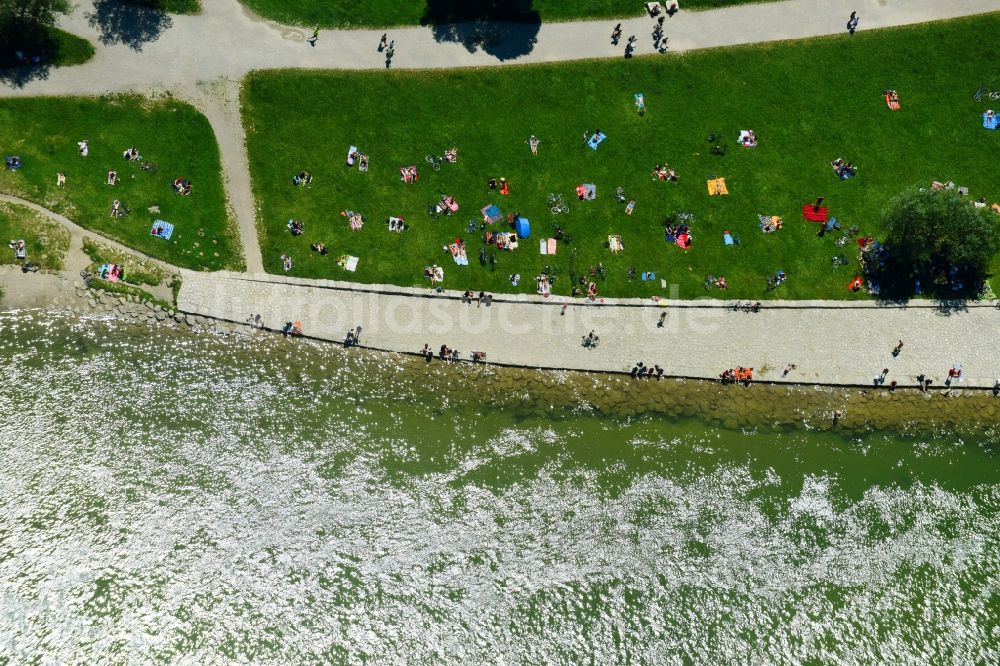 München aus der Vogelperspektive: Badegäste am Uferbereich des Flußverlauf der Isar im Ortsteil Ludwigsvorstadt-Isarvorstadt in München im Bundesland Bayern, Deutschland