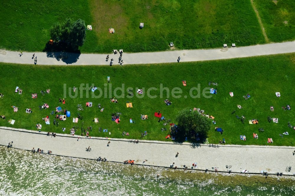 Luftbild München - Badegäste am Uferbereich des Flußverlauf der Isar im Ortsteil Ludwigsvorstadt-Isarvorstadt in München im Bundesland Bayern, Deutschland