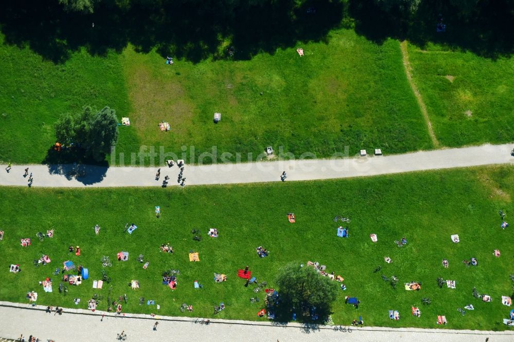 Luftaufnahme München - Badegäste am Uferbereich des Flußverlauf der Isar im Ortsteil Ludwigsvorstadt-Isarvorstadt in München im Bundesland Bayern, Deutschland