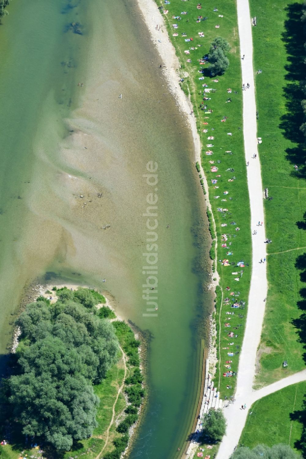 Luftaufnahme München - Badegäste am Uferbereich des Flußverlauf der Isar im Ortsteil Ludwigsvorstadt-Isarvorstadt in München im Bundesland Bayern, Deutschland