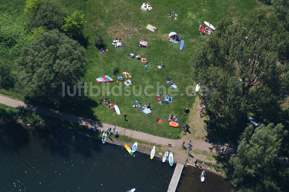 Bremen aus der Vogelperspektive: Badegäste und Wasseresportler mit SUB-Board auf der Liegewiese und am Ufer des Stadtwaldsee in Bremen, Deutschland