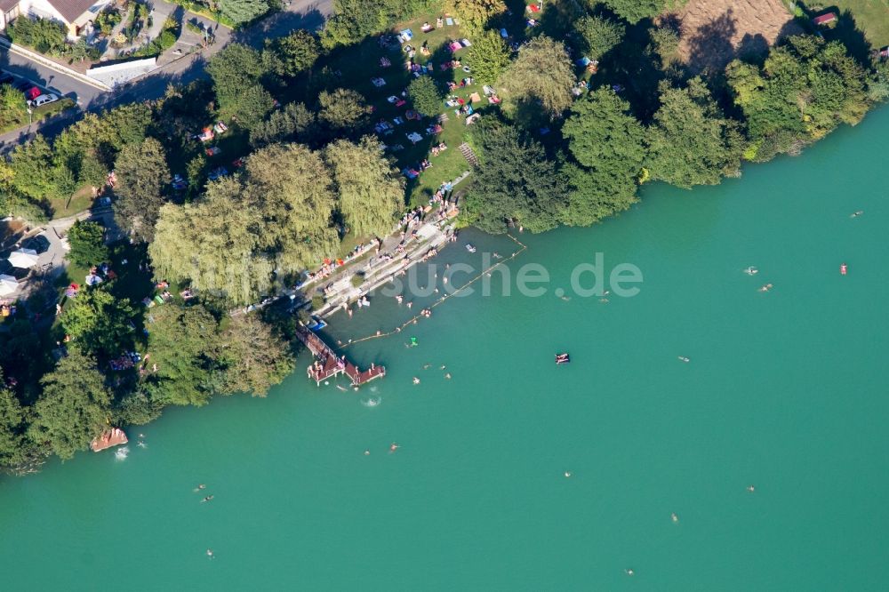 Steißlingen von oben - Badende am Freibad Steißlingen am Steißlinger See in Steißlingen im Bundesland Baden-Württemberg