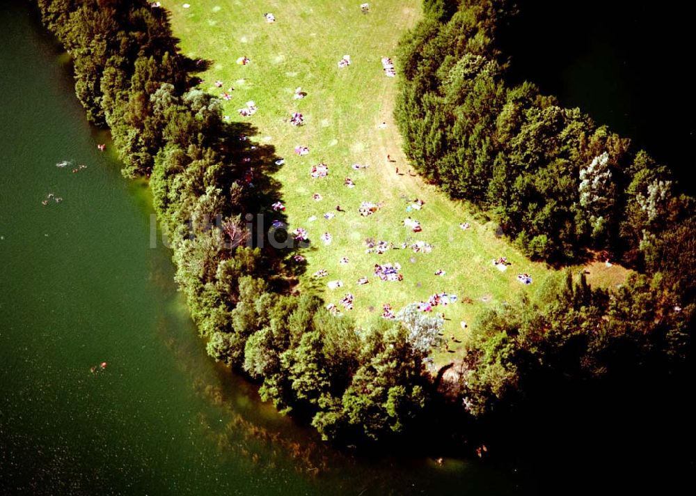 Zeesen von oben - Badestelle am Zeesener See. 09.07.02