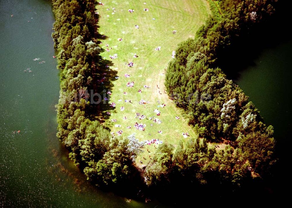 Zeesen aus der Vogelperspektive: Badestelle am Zeesener See. 09.07.02