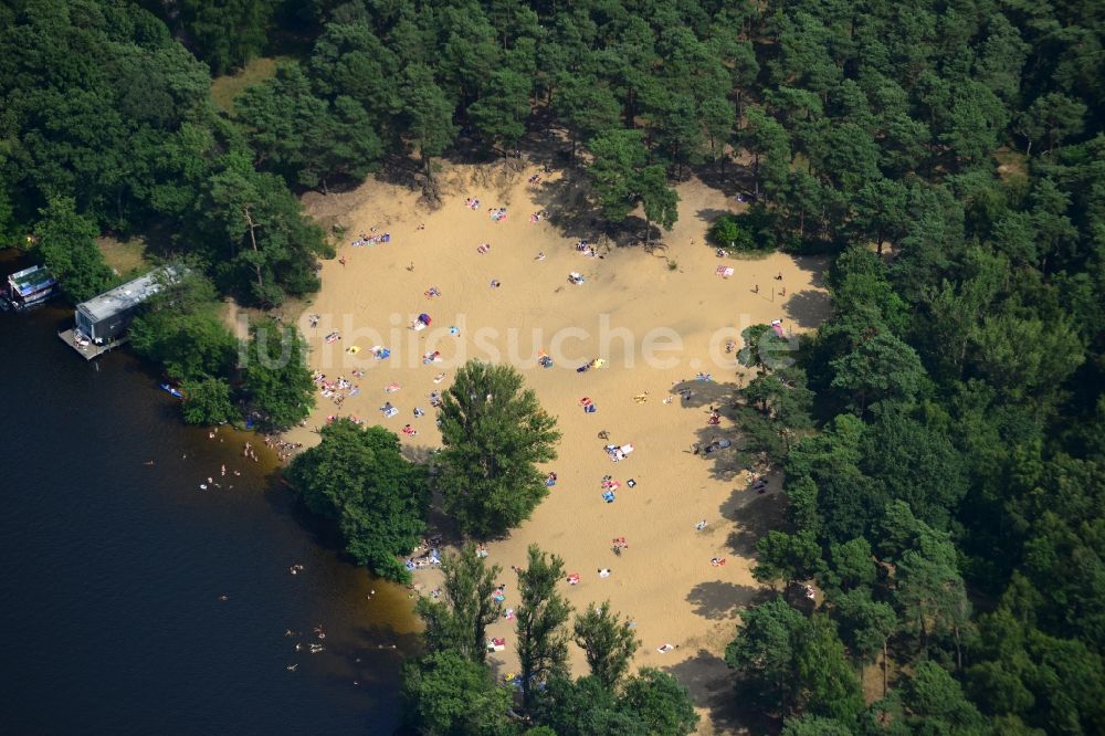 Luftaufnahme Berlin Rahnsdorf - Badestrand bei sommerlichen Temperaturen am Ufer des Sandstrandes Kleiner Müggelsee in Berlin Rahnsdorf