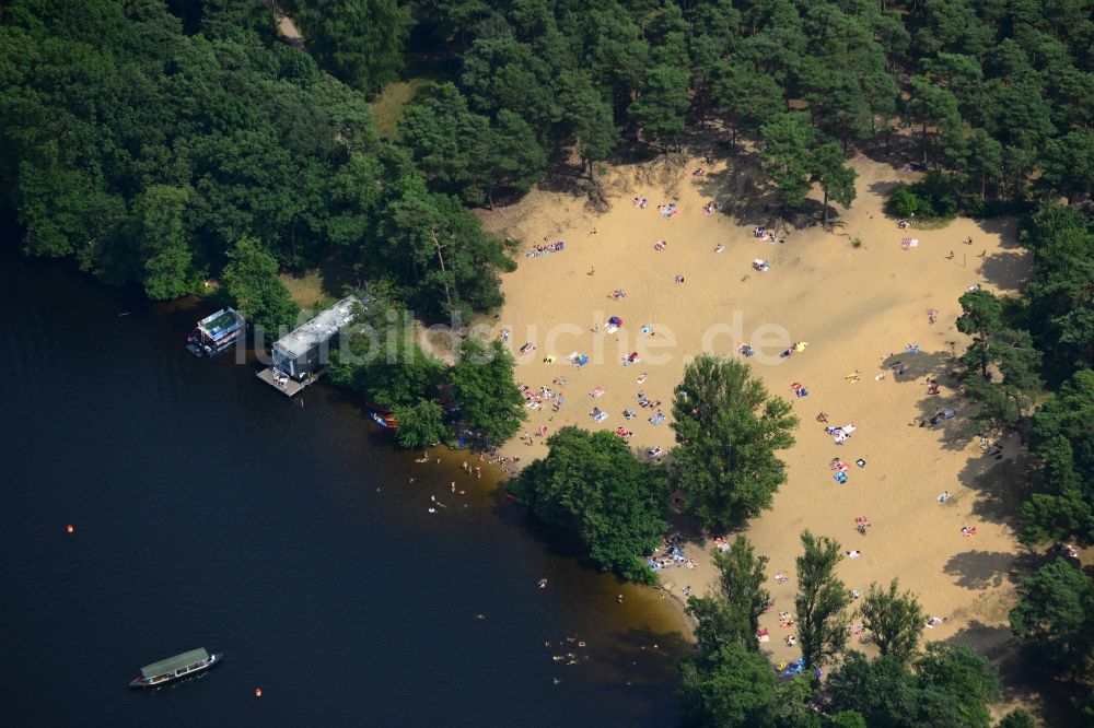 Berlin Rahnsdorf von oben - Badestrand bei sommerlichen Temperaturen am Ufer des Sandstrandes Kleiner Müggelsee in Berlin Rahnsdorf