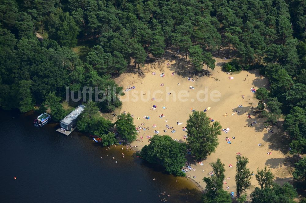 Berlin Rahnsdorf aus der Vogelperspektive: Badestrand bei sommerlichen Temperaturen am Ufer des Sandstrandes Kleiner Müggelsee in Berlin Rahnsdorf