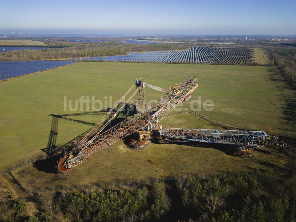 Luftbild Schipkau - Bagger im ehemaligen Braunkohle - Tagebau im Ortsteil Hörlitz in Schipkau im Bundesland Brandenburg, Deutschland