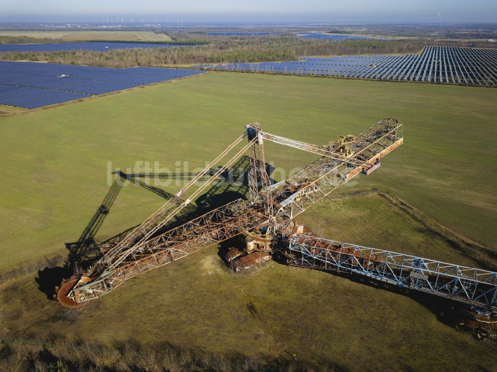 Luftaufnahme Schipkau - Bagger im ehemaligen Braunkohle - Tagebau im Ortsteil Hörlitz in Schipkau im Bundesland Brandenburg, Deutschland