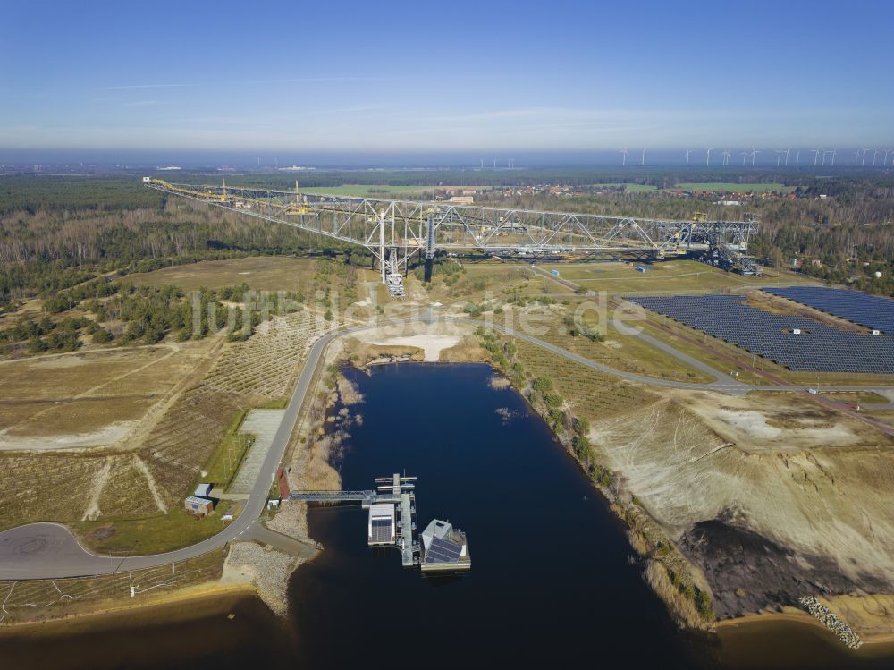 Lichterfeld-Schacksdorf aus der Vogelperspektive: Bagger- Förderbrücke am Besucherbergwerk F60 am Bergheider See in Lichterfeld-Schacksdorf im Bundesland Brandenburg, Deutschland