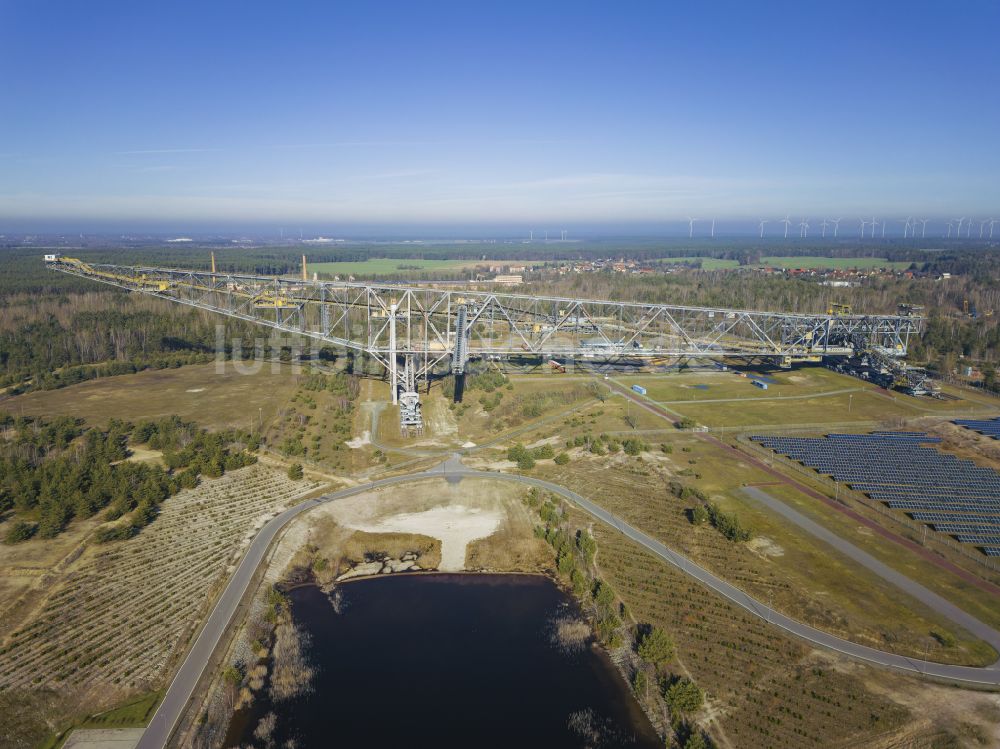 Luftbild Lichterfeld-Schacksdorf - Bagger- Förderbrücke am Besucherbergwerk F60 am Bergheider See in Lichterfeld-Schacksdorf im Bundesland Brandenburg, Deutschland