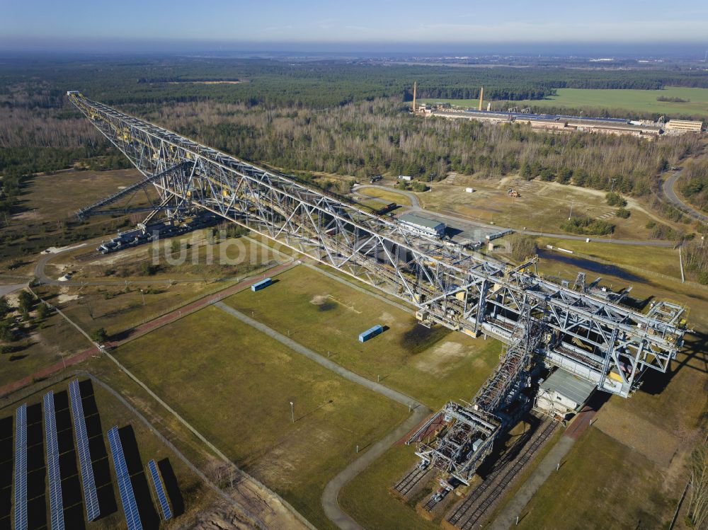 Luftaufnahme Lichterfeld-Schacksdorf - Bagger- Förderbrücke am Besucherbergwerk F60 am Bergheider See in Lichterfeld-Schacksdorf im Bundesland Brandenburg, Deutschland