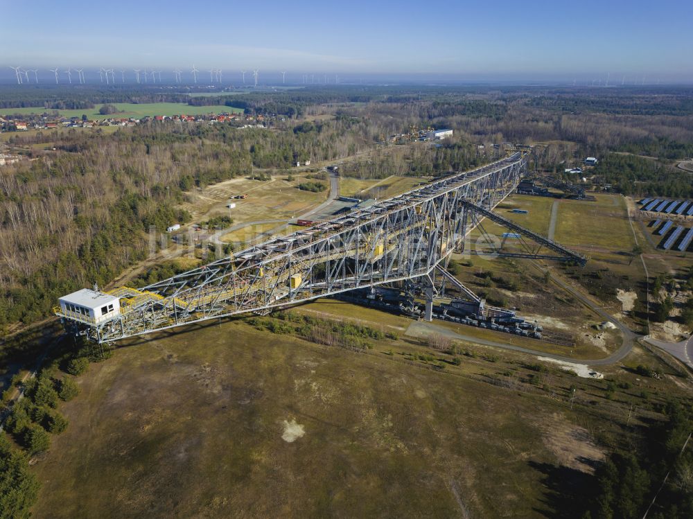 Lichterfeld-Schacksdorf von oben - Bagger- Förderbrücke am Besucherbergwerk F60 am Bergheider See in Lichterfeld-Schacksdorf im Bundesland Brandenburg, Deutschland